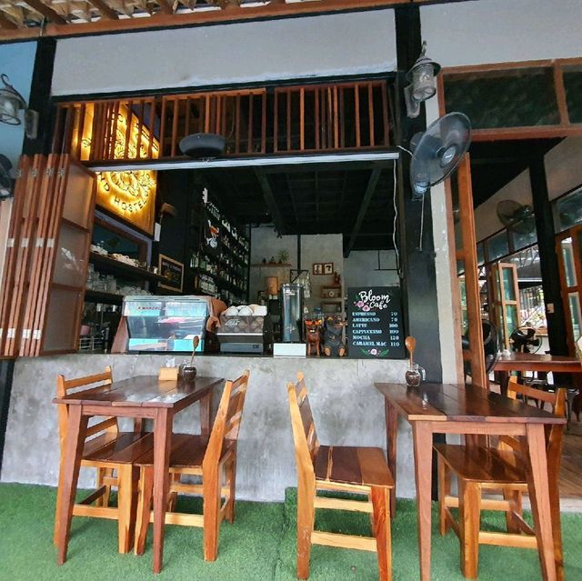 Bloom Cafe And Hostel Lipe (บลูมคาเฟ่แอนด์โฮสเทล) 