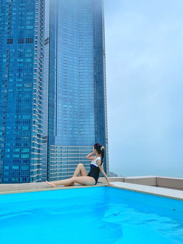 시티뷰를 볼 수 있는 호텔 수영장이 있다고? 🏙