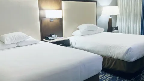 Hanya menginap satu malam di sini sebelum terbang. Kamarnya  — traveler post in Grapevine