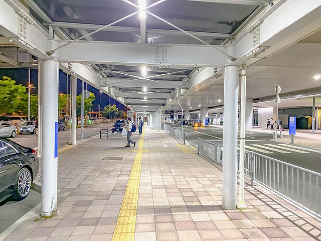 夜の神戸空港着陸