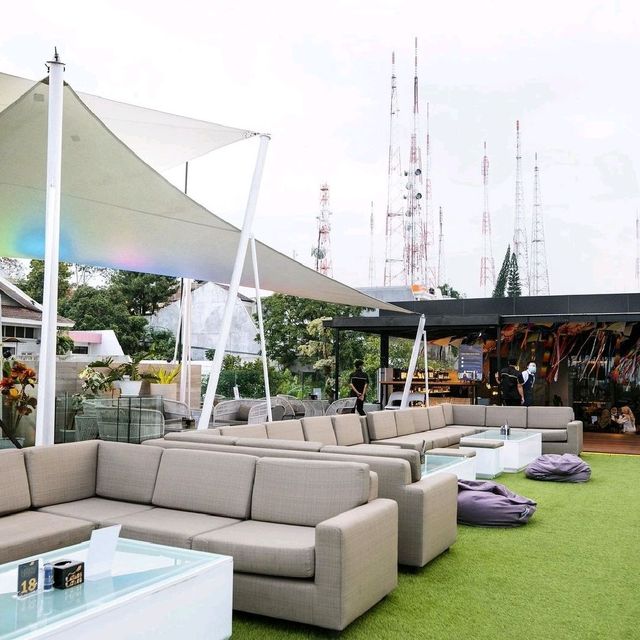 LAYANG-LAYANG ROOFTOP BAR SEMARANG
