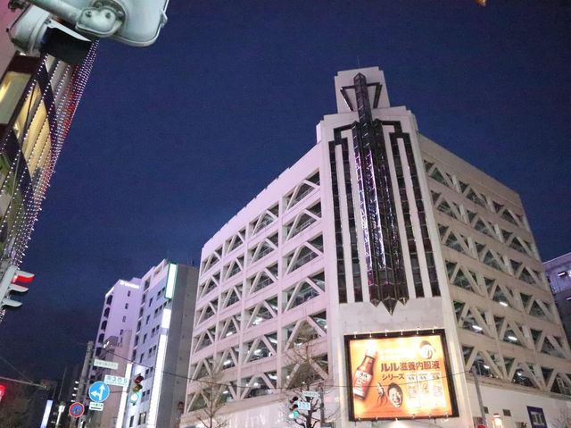 越夜越旺的狸小路商店街
