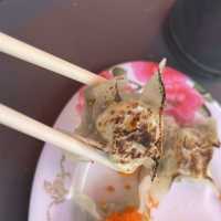 FENG  ZHU เกี๊ยวซ่าเจ้าดังหน้า รร ริเวอร์ซิตี้ 