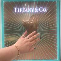 A cafe in a Tiffany Blue jewellery box