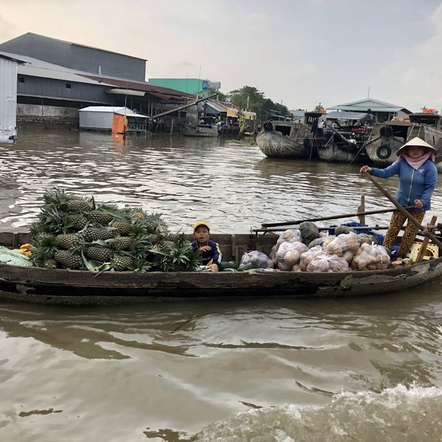 Lively floating market and try local produce