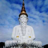 Be in Awe of Wat Prathat Phasornkaew
