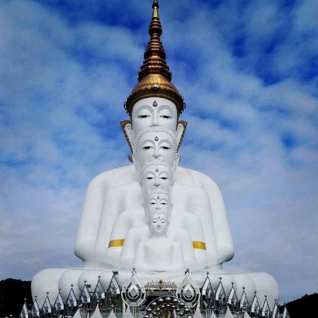 Be in Awe of Wat Prathat Phasornkaew
