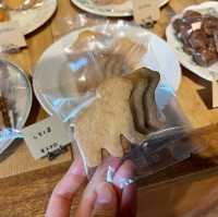 旬のマフィンがたくさん並ぶ焼き菓子店:はこぶね