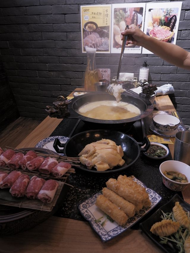 金黃雞湯火鍋，必吃鹹蛋黃響玲 