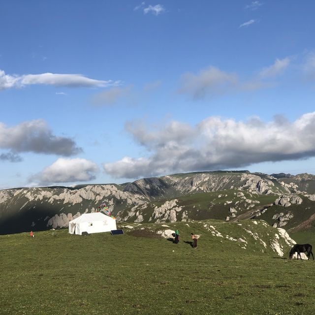 Horse riding with Tibetan nomads in Langmusi