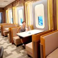 今次介紹比你呢間係新開的CABIN CREW COFFEE，以航空為主題，有侯機室+飛機艙做室內裝潢，勁啱打卡，最特別係卡位有飛機窗，打開見到富士山，係度影返張相扮去旅行都正啦！