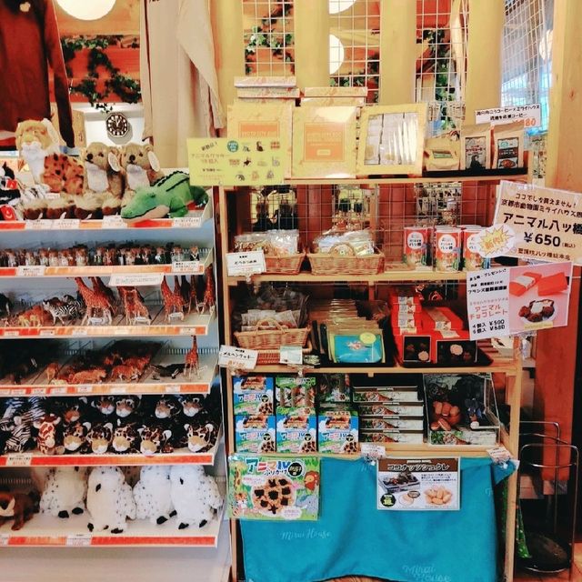 東側エントランス　グッズ＆カフェ　京都市動物園