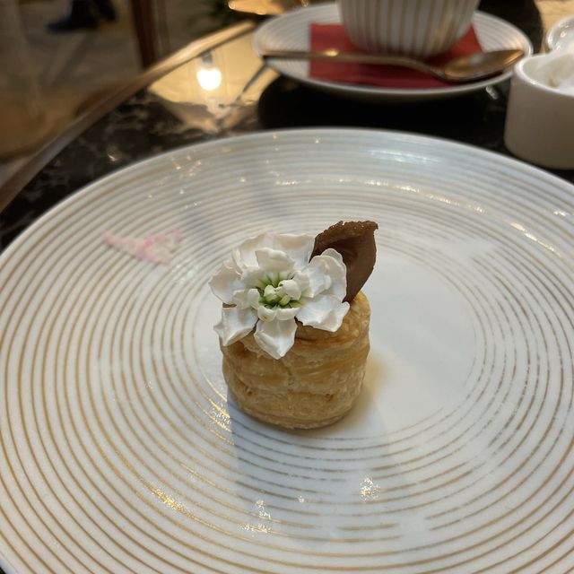 high-tea at the mall 每次行過都比佢哋啲香味吸引咗…. 