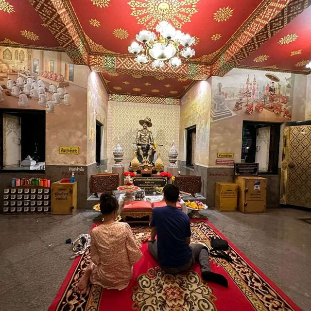 สักการะองค์พระเจ้าตากสินคู่บ้านคู่เมือง