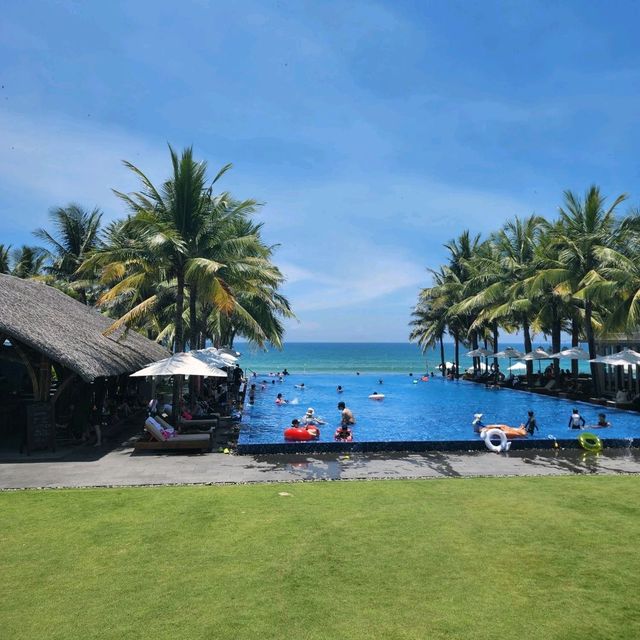 [다낭] 바다와⛱️ 이어지는 듯한 수영장, 이것이 바로 호캉스..