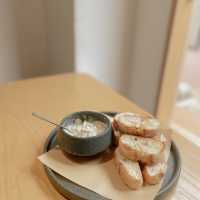 《 西 貢 日 系 木 感 咖 啡 店 》