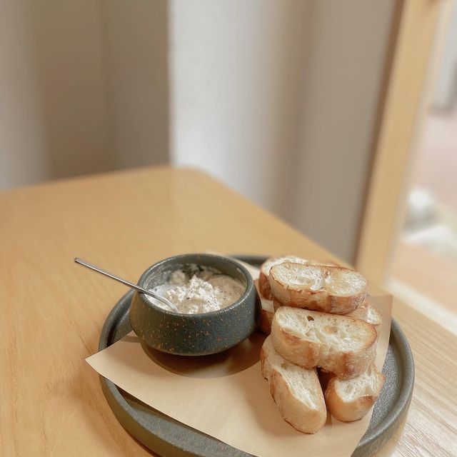 《 西 貢 日 系 木 感 咖 啡 店 》