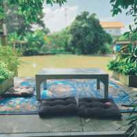 café​ ริมน้ำ​บรรยากาศ​ร่มรื่น