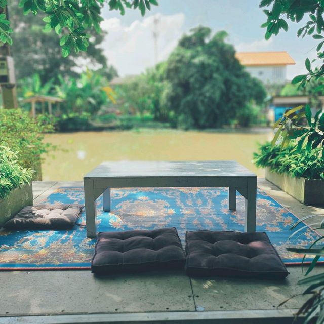 café​ ริมน้ำ​บรรยากาศ​ร่มรื่น