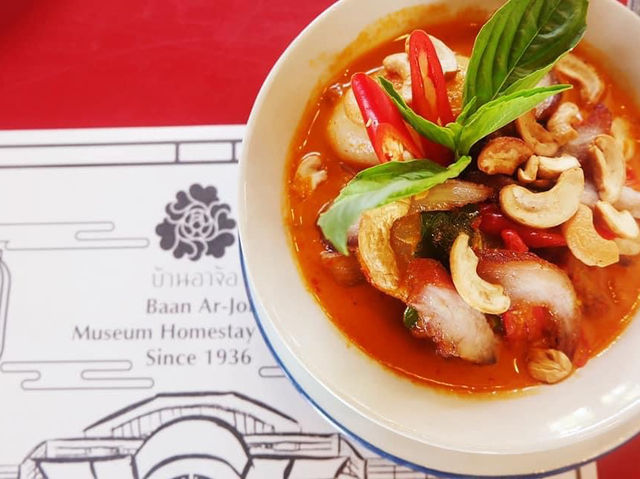 พิพิธภัณฑ์บ้านอาจ้อ ภูเก็ต และร้านโต๊ะแดงแสนอร่อย