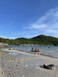 หาดถ้ำพัง หาดที่เล่นน้ำได้บนเกาะสีชัง