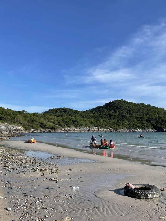 หาดถ้ำพัง หาดที่เล่นน้ำได้บนเกาะสีชัง