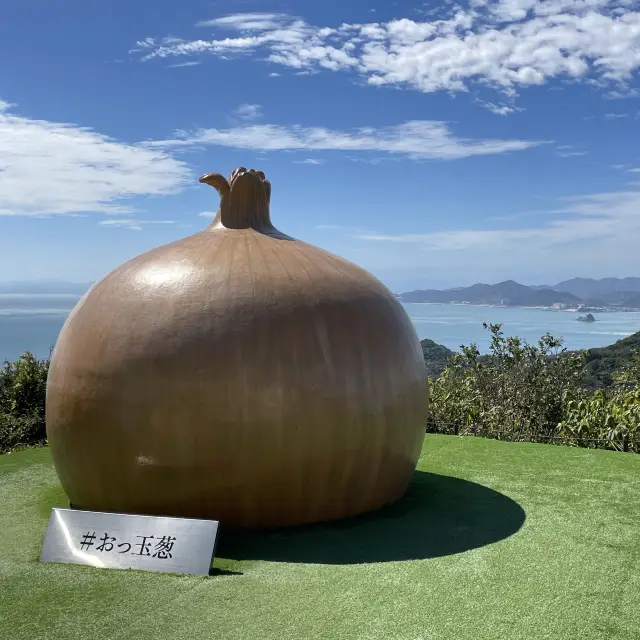 淡路島　タマネギオブジェで記念写真