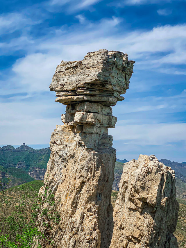 Beijing Hiking | Exploring the Dragon Palace Mountain Stone Array and Discovering the Thousand-Year Flower Tower.