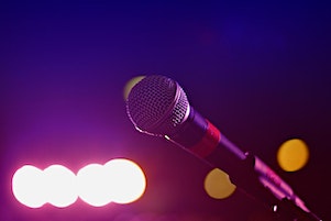 Noson Gomedi Tŷ Pawb // Tŷ Pawb Comedy Night (Mehefin/June) | Tŷ Pawb