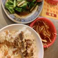 夜晚漫遊台南神農街，逛完再去吃鬍鬚忠牛肉湯