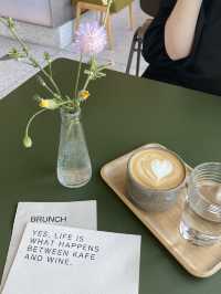 프라하에서 느낄 수 있는 성수동 느낌의 카페, yes cafe