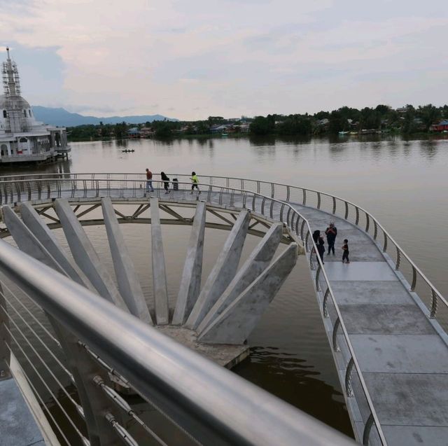 Stunning Kuching Darul Hana Bridge