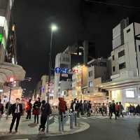 京都晚上景點｜八阪神社，好像小型夜市，販賣著各種道地小吃