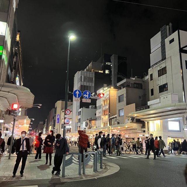 京都晚上景點｜八阪神社，好像小型夜市，販賣著各種道地小吃