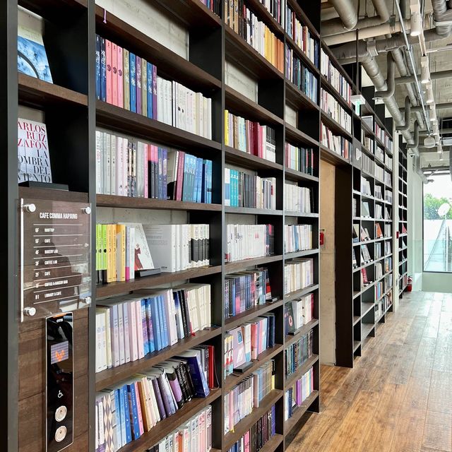 📚책 속에 파묻혀 커피를 홀짝이고 싶다면, 카페꼼마 합정점