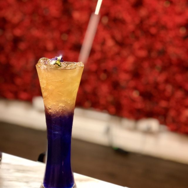 樓上佈滿鮮花西餐廳