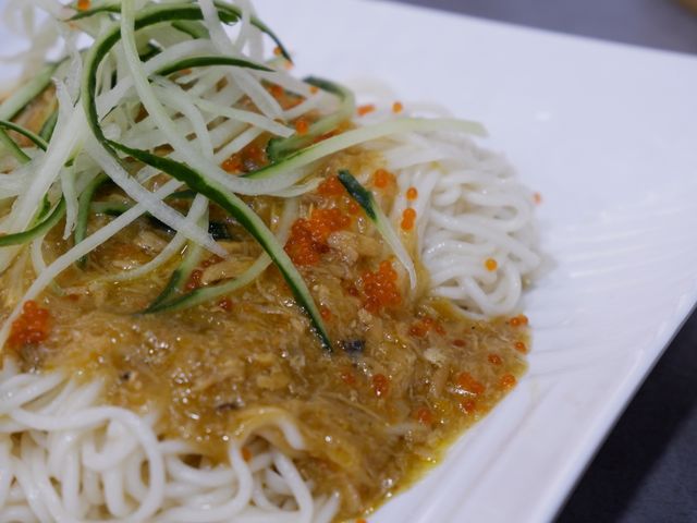 吸住湯汁吃生煎包