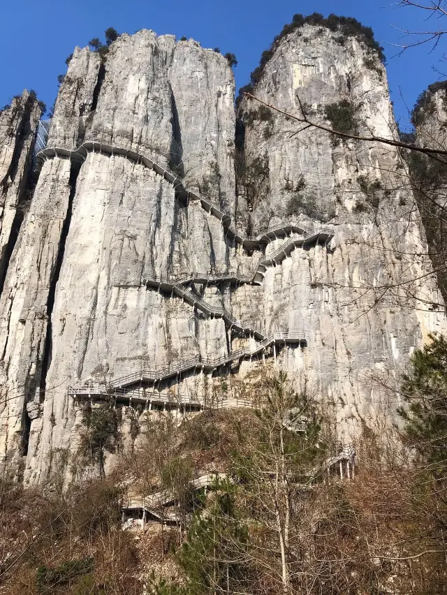 마치 병품처럼 늘어선 바위 암벽이 인상적인 곳, 은시 대협곡(恩施大峡谷)