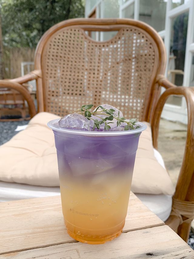 คาเฟ่โดนัทสไตล์มินิมอลแบบสโลว์บาร์ 