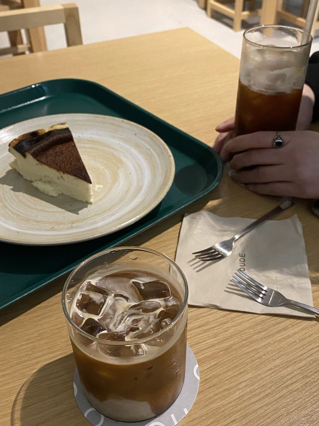 커피가 맛있는 성수동 통유리 카페 ‘오우드’