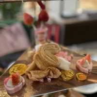 high-tea at the mall 每次行過都比佢哋啲香味吸引咗…. 