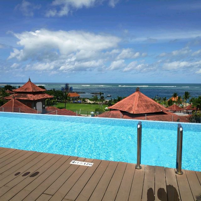 Infinity Pool Holiday Inn Express Kuta Bali 