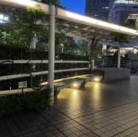たくさんの商業施設に囲まれた新都市駅 みなとみらい駅
