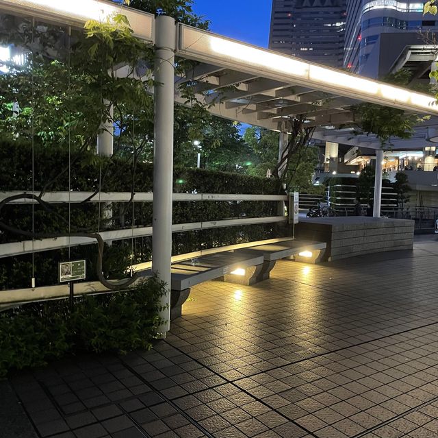 たくさんの商業施設に囲まれた新都市駅 みなとみらい駅
