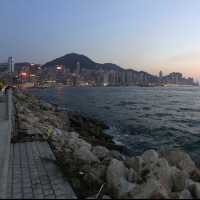 市區景色嘅海濱長廊