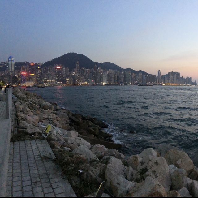 市區景色嘅海濱長廊