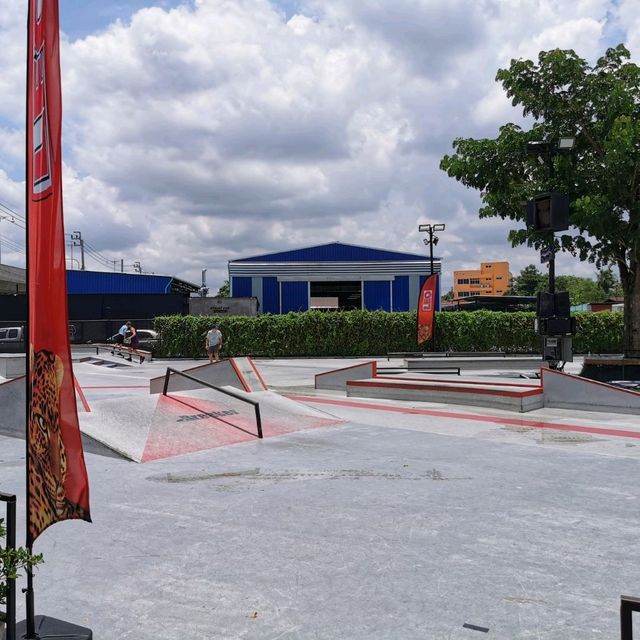 พามาเล่น SKATEBOARD ที่ Dreg Skatepark 🛹