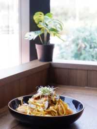 輕鐵旁的木系Cafe 