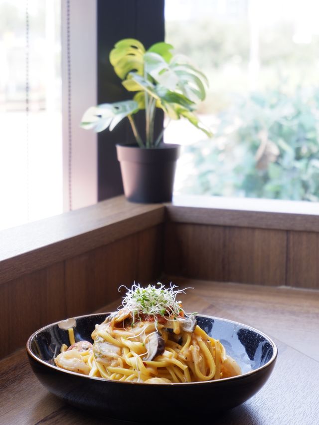 輕鐵旁的木系Cafe 