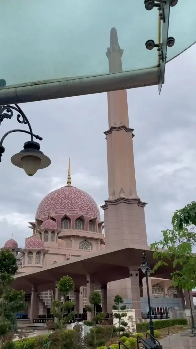 playing tourist around Putra Mosques